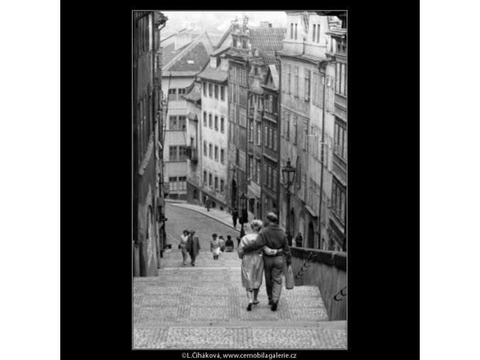 Na zámeckých schodech (1688), Praha 1962 červenec, černobílý obraz, stará fotografie, prodej