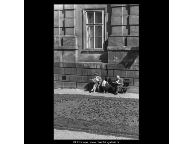 Lidé na lavičce (1557), žánry - Praha 1962 duben, černobílý obraz, stará fotografie, prodej