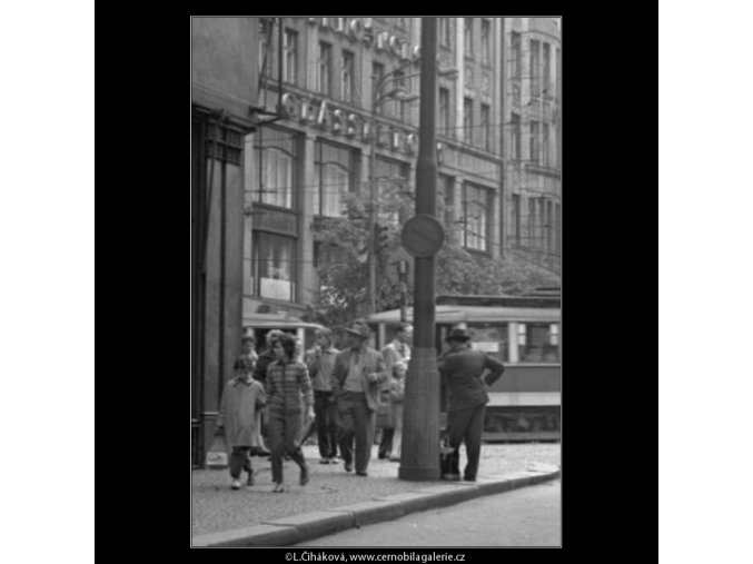 Momentka z Můstku (1593), žánry - Praha 1962 květen, černobílý obraz, stará fotografie, prodej