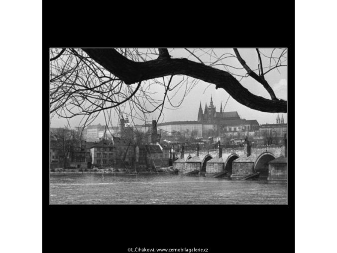Pražský hrad a Karlův most (1596-2), žánry - Praha 1962 duben, černobílý obraz, stará fotografie, prodej