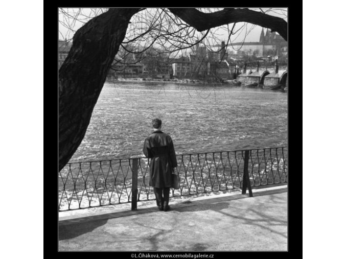 Mladík u zábradlí (1596-3), žánry - Praha 1962 duben, černobílý obraz, stará fotografie, prodej