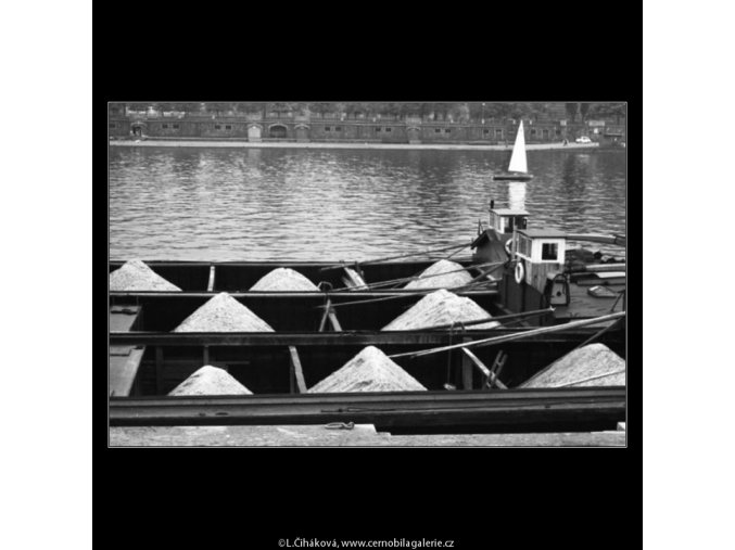 Lodě s pískem (1608), žánry - Praha 1962 květen, černobílý obraz, stará fotografie, prodej