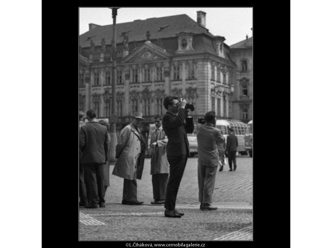 Fotografující turisté (1632-1), žánry - Praha 1962 květen, černobílý obraz, stará fotografie, prodej