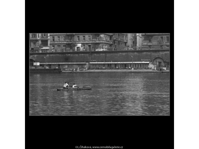 Loďka na Vltavě (1634-1), žánry - Praha 1962 květen, černobílý obraz, stará fotografie, prodej