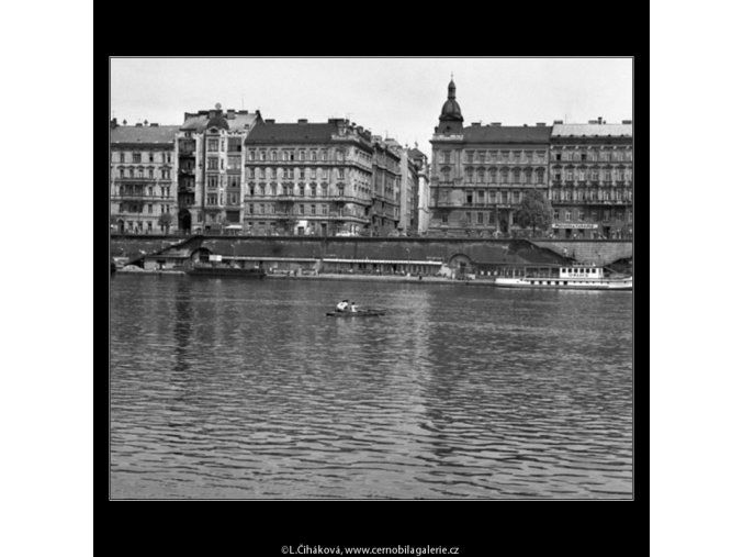 Loďka na Vltavě (1634-2), žánry - Praha 1962 květen, černobílý obraz, stará fotografie, prodej