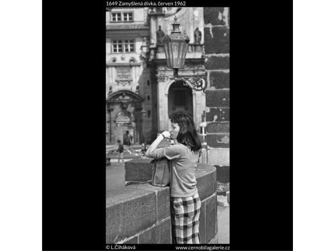 Zamyšlená dívka (1649), žánry - Praha 1962 červen, černobílý obraz, stará fotografie, prodej