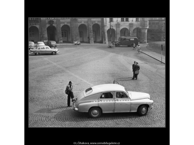 Čekající taxikář (1686), žánry - Praha 1962 červenec, černobílý obraz, stará fotografie, prodej