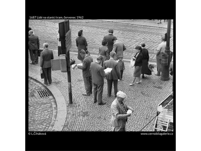 Lidé na stanici tram (1687), žánry - Praha 1962 červenec, černobílý obraz, stará fotografie, prodej