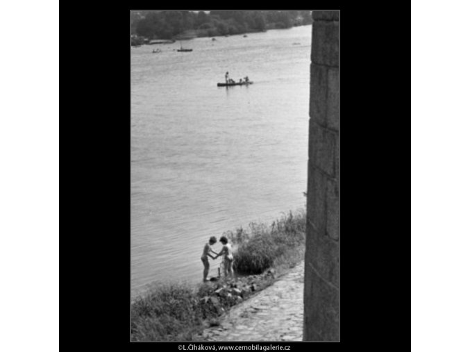 Dvě dívky na břehu (1716-1), žánry - Praha 1962 červenec, černobílý obraz, stará fotografie, prodej