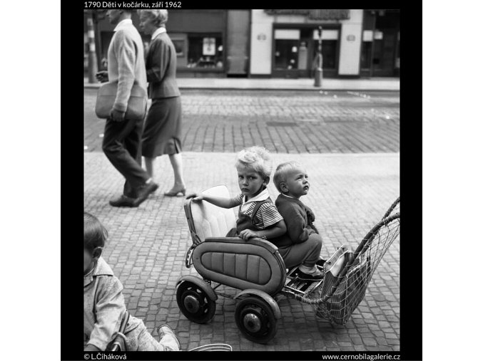 Děti v kočárku (1790), žánry - Praha 1962 září, černobílý obraz, stará fotografie, prodej