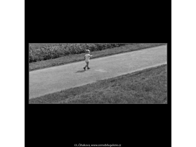 Dítě běžící po cestě (1798), žánry - Praha 1962 září, černobílý obraz, stará fotografie, prodej