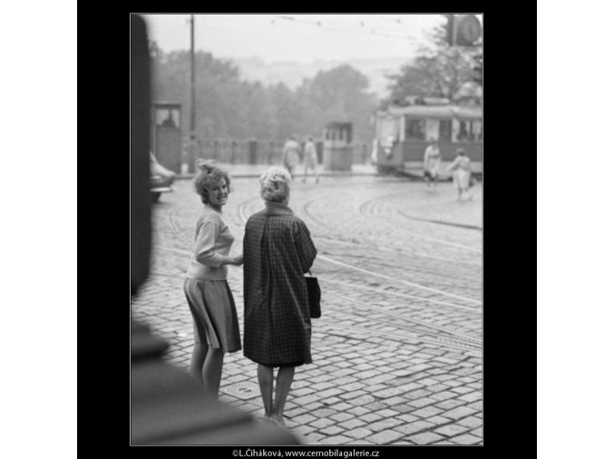 Dívky na přechodu (1837), žánry - Praha 1962 září, černobílý obraz, stará fotografie, prodej