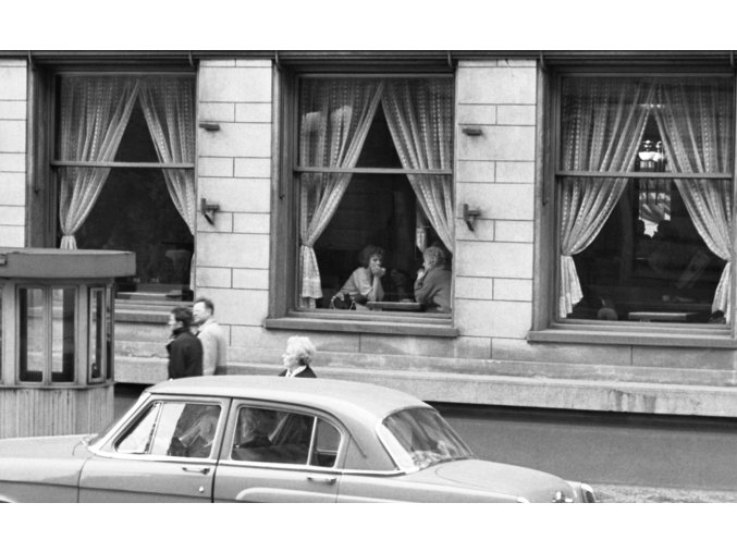 Okna kavárny Slavia (1838), žánry - Praha 1962 září, černobílý obraz, stará fotografie, prodej