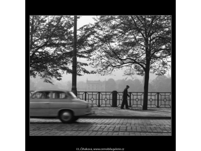 Stařík a jedoucí auto (1886), žánry - Praha 1962 září, černobílý obraz, stará fotografie, prodej