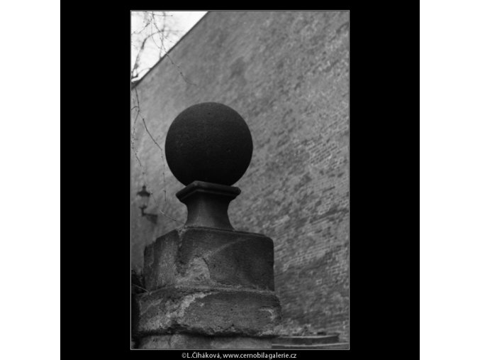 Koule na podstavci (1933), Praha 1962 prosinec, černobílý obraz, stará fotografie, prodej
