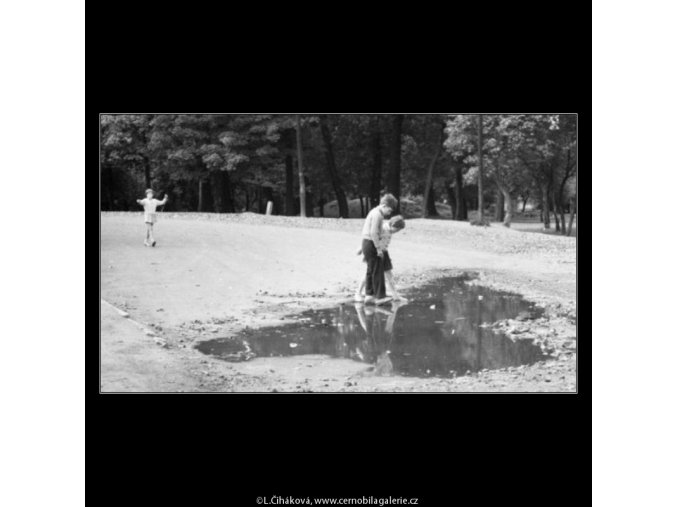 Děti a louže (1803), žánry - Praha 1962 září, černobílý obraz, stará fotografie, prodej