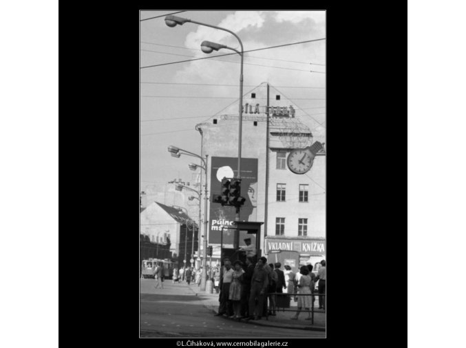 Lidé na přechodu (1833), žánry - Praha 1962 srpen, černobílý obraz, stará fotografie, prodej