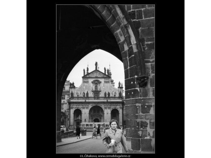 Staroměstskou mosteckou věží (1840), Praha 1962 září, černobílý obraz, stará fotografie, prodej