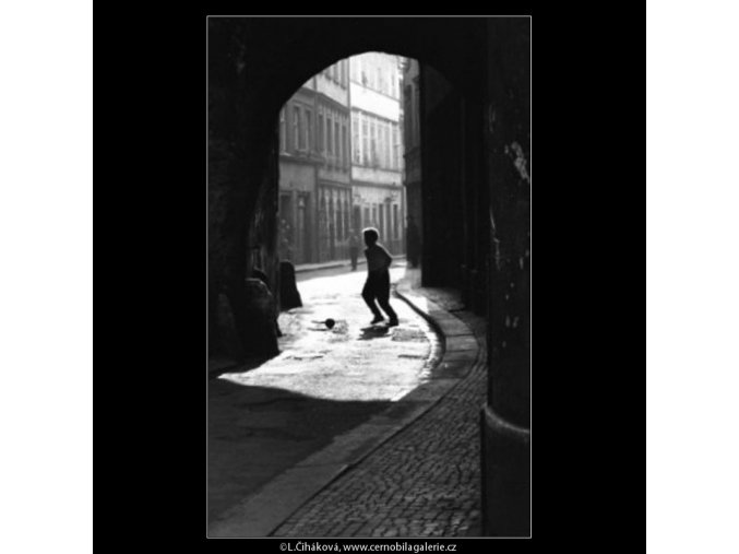 Kluk s míčem (1852), žánry - Praha 1962 říjen, černobílý obraz, stará fotografie, prodej