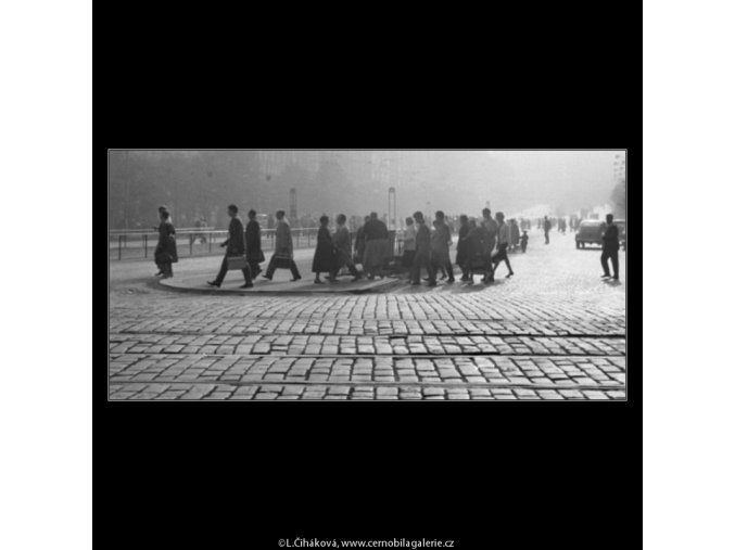 Lidé na přechodu (1978-2), žánry - Praha 1962 , černobílý obraz, stará fotografie, prodej
