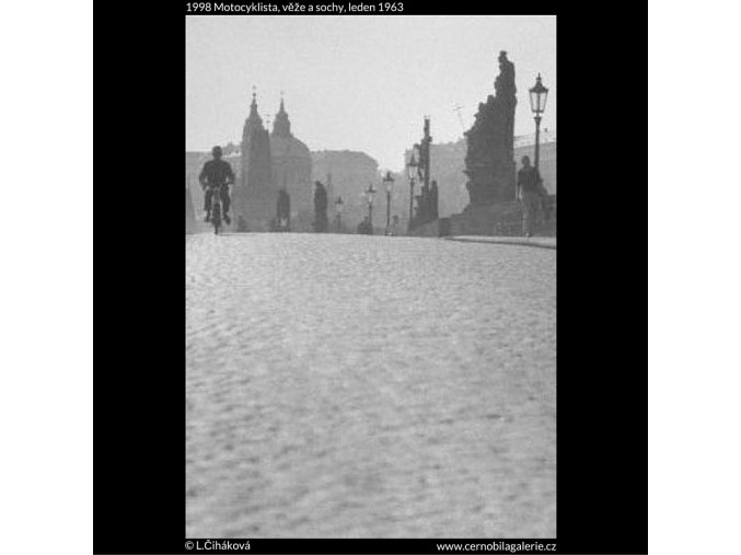 Motocyklista, věže a sochy (1998), žánry - Praha 1963 leden, černobílý obraz, stará fotografie, prodej