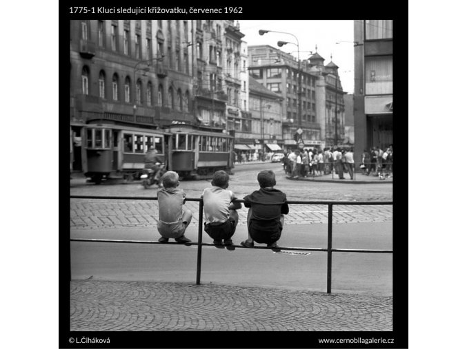 Kluci sledující křižovatku (1775-1), žánry - Praha 1962 červenec, černobílý obraz, stará fotografie, prodej