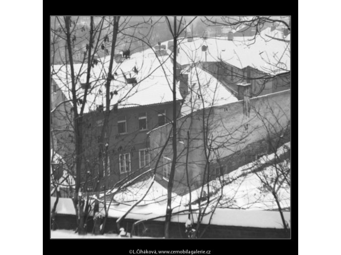 Zasněžené stříšky (2000), Praha 1963 leden, černobílý obraz, stará fotografie, prodej