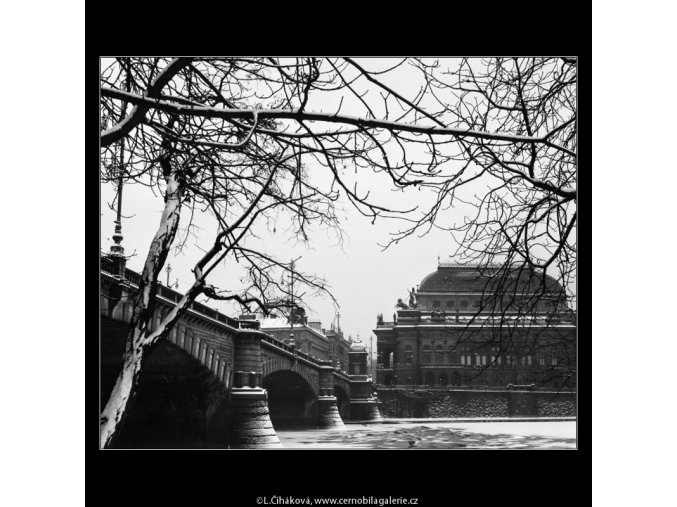 Národní divadlo a Vltava (2036-1), Praha 1963 zima, černobílý obraz, stará fotografie, prodej