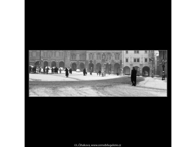 Malostranské náměstí v zimě (2038-1), Praha 1963 zima, černobílý obraz, stará fotografie, prodej