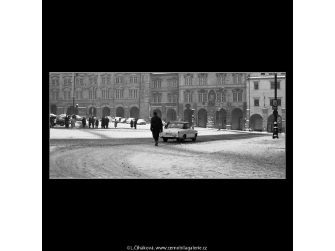 Malostranské náměstí v zimě (2038-2), Praha 1963 zima, černobílý obraz, stará fotografie, prodej