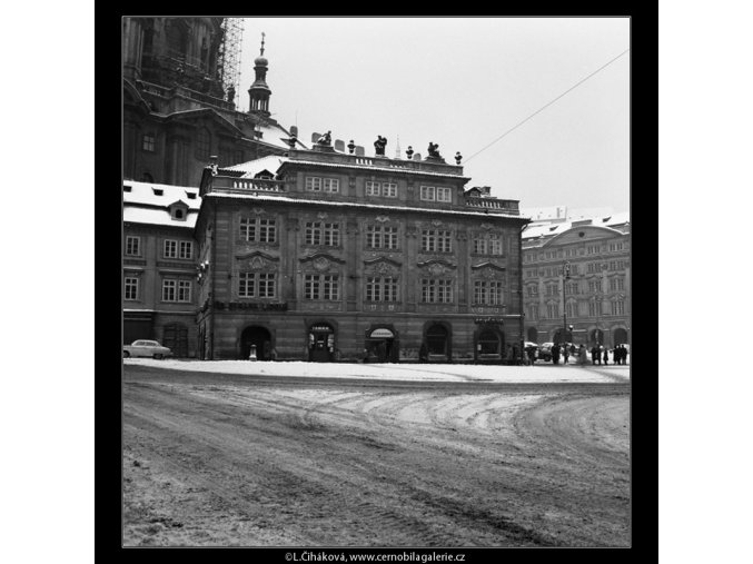 Malostranské náměstí v zimě (2038-3), Praha 1963 zima, černobílý obraz, stará fotografie, prodej