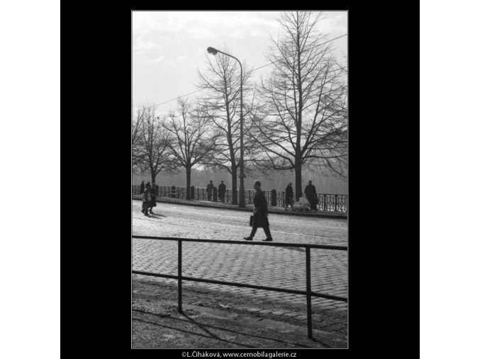 Smetanovo nábřeží (2055-4), žánry - Praha 1963 březen, černobílý obraz, stará fotografie, prodej