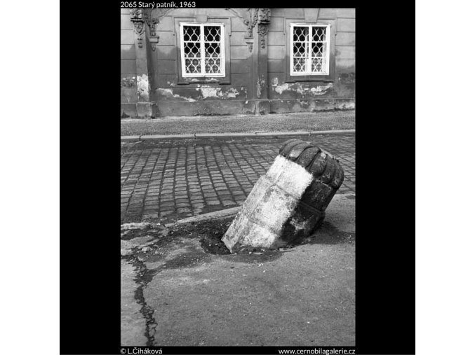 Starý patník (2065), žánry - Praha 1963 duben, černobílý obraz, stará fotografie, prodej