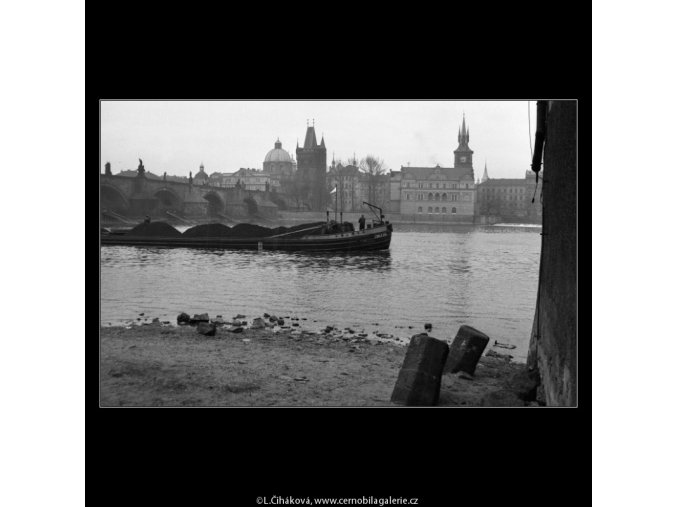 Nákladní loď (2086-1), Praha 1963 duben, černobílý obraz, stará fotografie, prodej
