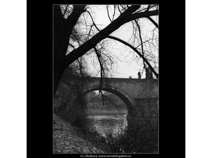 Oblouk Karlova mostu (2086-2), Praha 1963 duben, černobílý obraz, stará fotografie, prodej