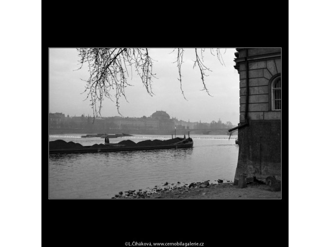 Nákladní loď (2086-3), Praha 1963 duben, černobílý obraz, stará fotografie, prodej