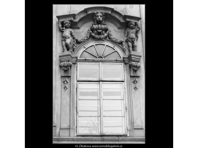 Ozdoby nad oknem (2095-13), Praha 1964 , černobílý obraz, stará fotografie, prodej
