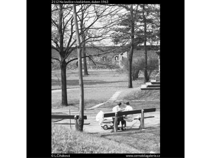 Na lavičce s kočárkem (2112), žánry - Praha 1963 duben, černobílý obraz, stará fotografie, prodej