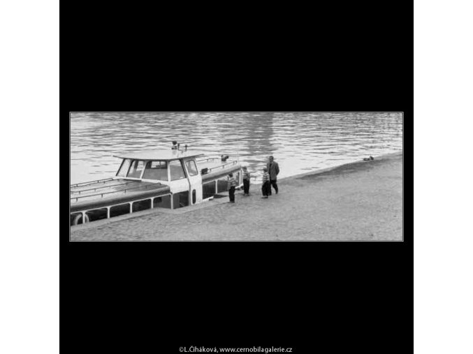 Tři kluci a parníček (2124), žánry - Praha 1963 duben, černobílý obraz, stará fotografie, prodej