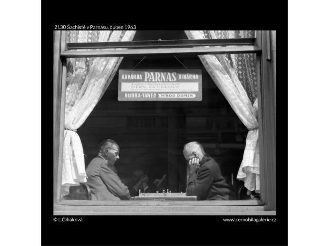 Šachisté v Parnasu (2130), žánry - Praha 1963 duben, černobílý obraz, stará fotografie, prodej