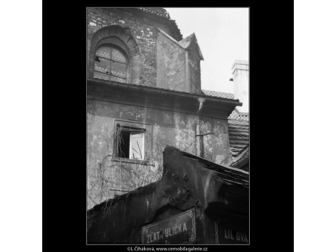 Střechy (2131-2), Praha 1963 duben, černobílý obraz, stará fotografie, prodej