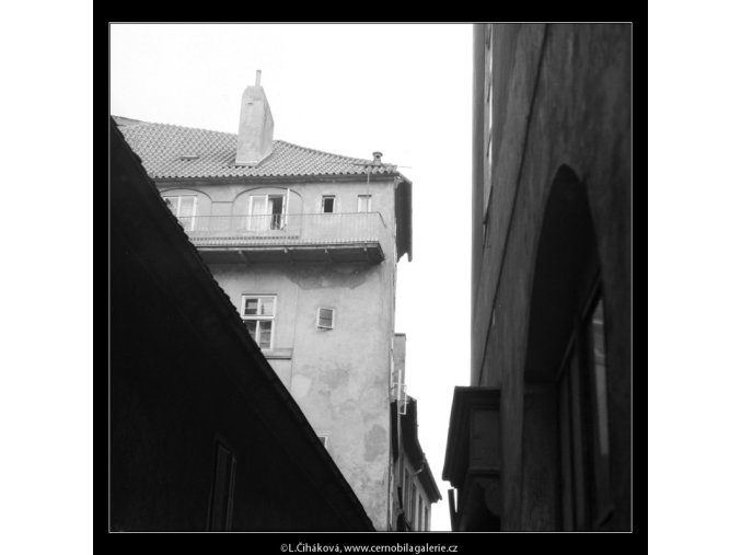 Střechy a zdi (2143-2), Praha 1963 duben, černobílý obraz, stará fotografie, prodej