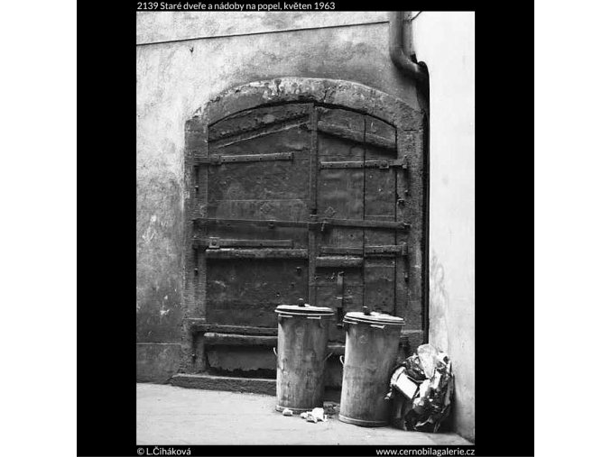 Staré dveře a nádoby na popel (2139), žánry - Praha 1963 květen, černobílý obraz, stará fotografie, prodej