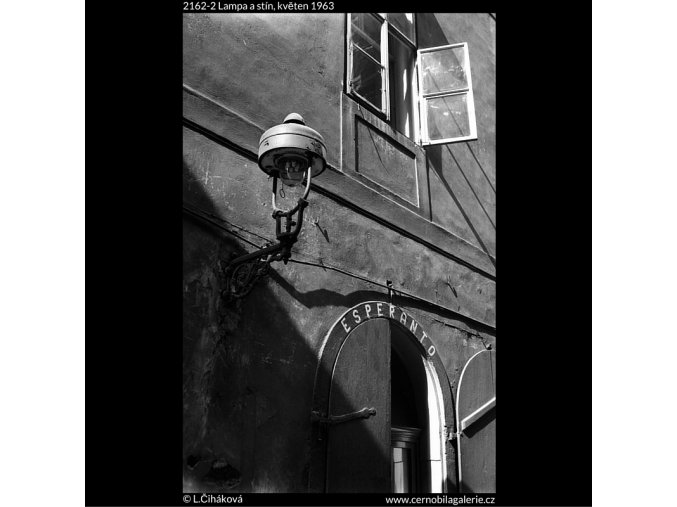 Lampa a stín (2162-2), Praha 1963 květen, černobílý obraz, stará fotografie, prodej