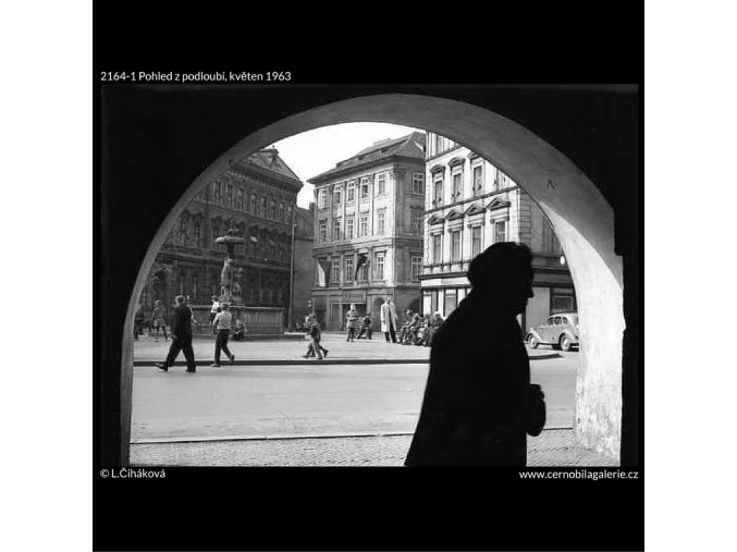 Pohled z podloubí (2164-1), žánry - Praha 1963 květen, černobílý obraz, stará fotografie, prodej