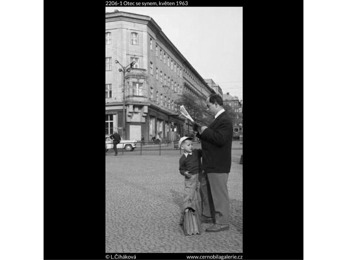 Otec se synem (2206-1), žánry - Praha 1963 květen, černobílý obraz, stará fotografie, prodej