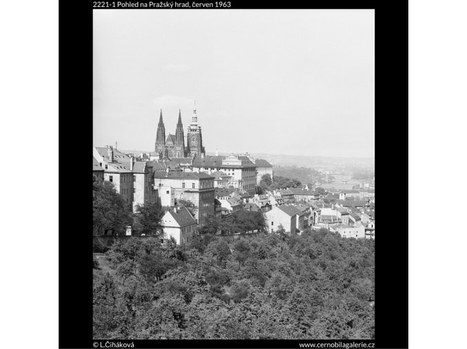 Pohled na Pražský hrad (2221-1), Praha 1963 červen, černobílý obraz, stará fotografie, prodej