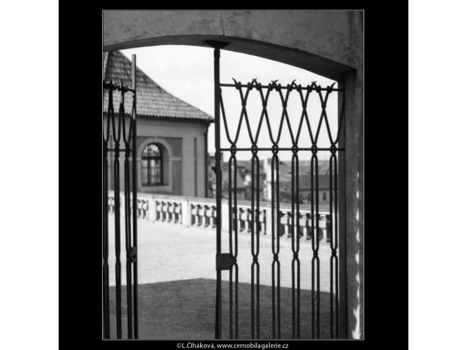 Novodobé mříže (2240-4), Praha 1963 červen, černobílý obraz, stará fotografie, prodej
