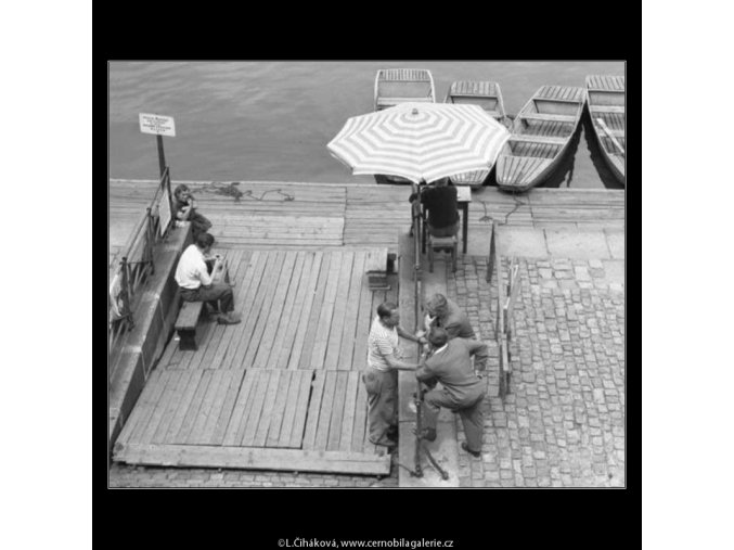 Půjčovna loďek (2278), žánry - Praha 1963 červen, černobílý obraz, stará fotografie, prodej