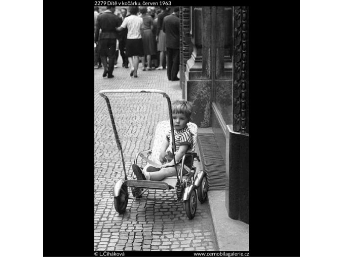 Dítě v kočárku (2279), žánry - Praha 1963 červen, černobílý obraz, stará fotografie, prodej